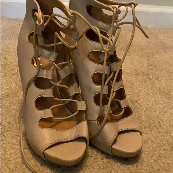 Tan Heels - Picture 1 of 2